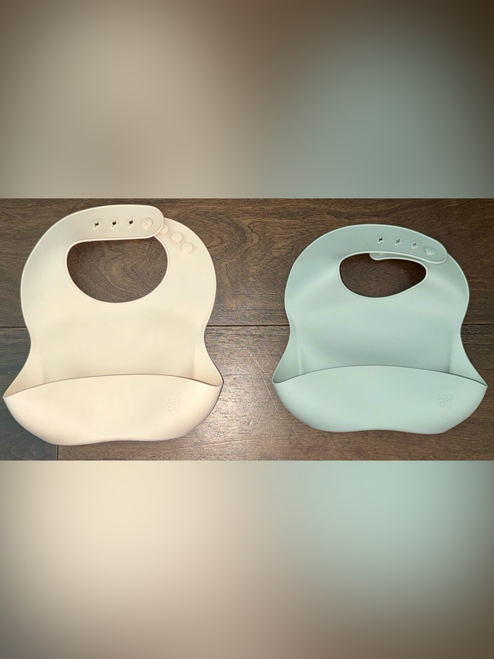 AEIOU Silicone Baby Bib Set of 2 Sage Green & Cream Adjustable Catch Pocket - Picture 1 of 4